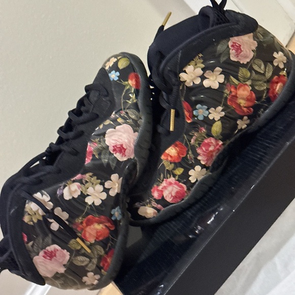 Nike Kids Floral Black Multicolor Sneakers - Picture 2 of 3
